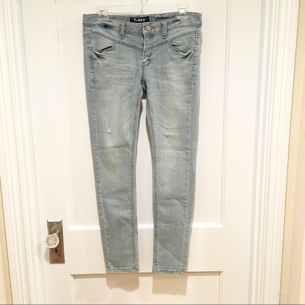 ⭐️ T-Rex Distressed Light Wash Skinny Jeans 29